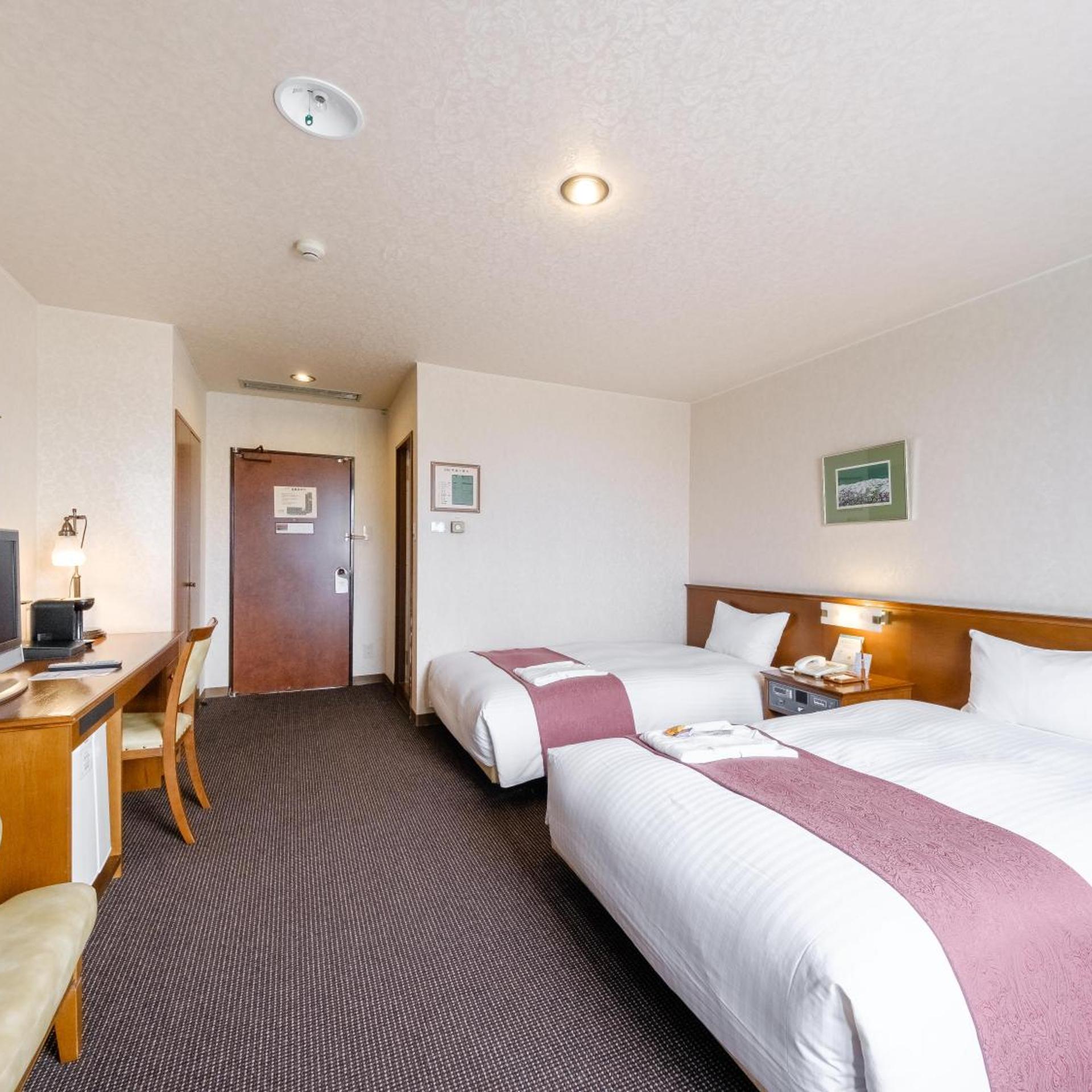 غرفة كبيرة بسريرين منفصلين