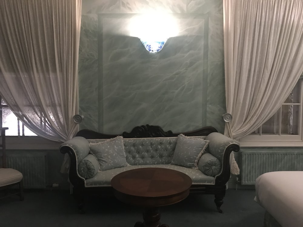 Drapers Hotel 36/50