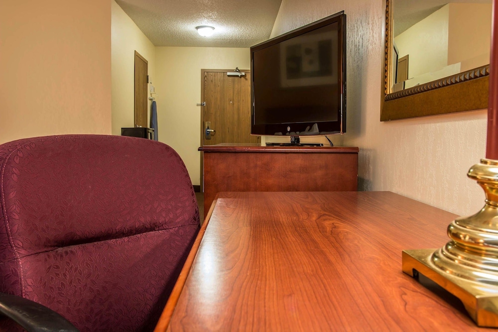 Rodeway Inn Muskegon Airport MI 15/33
