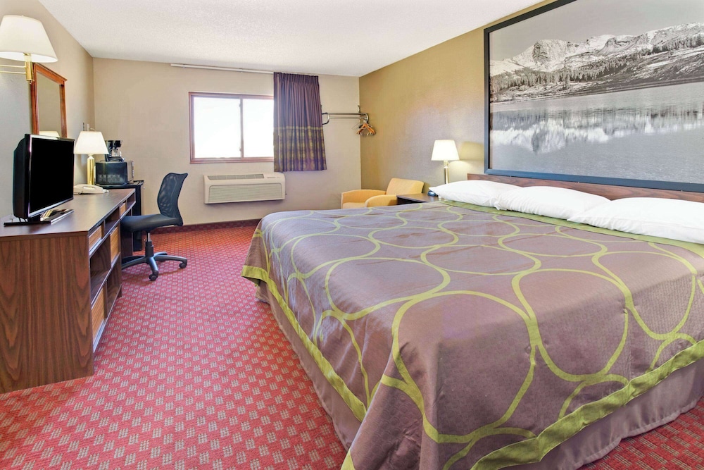 Super 8 by Wyndham Longmont/Del Camino 14/22