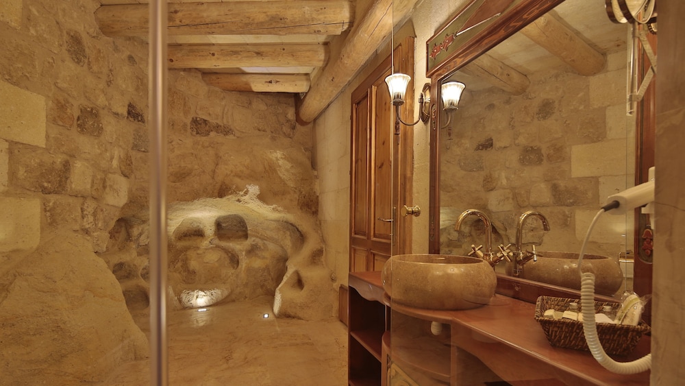 Golden Cave Suites 38/55