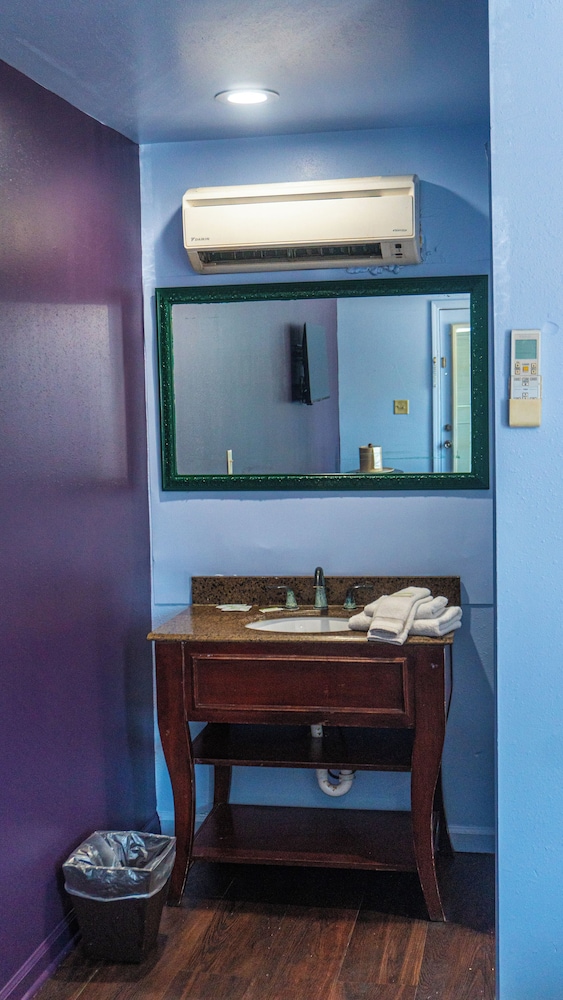 Historic Mardi Gras Inn 47/50