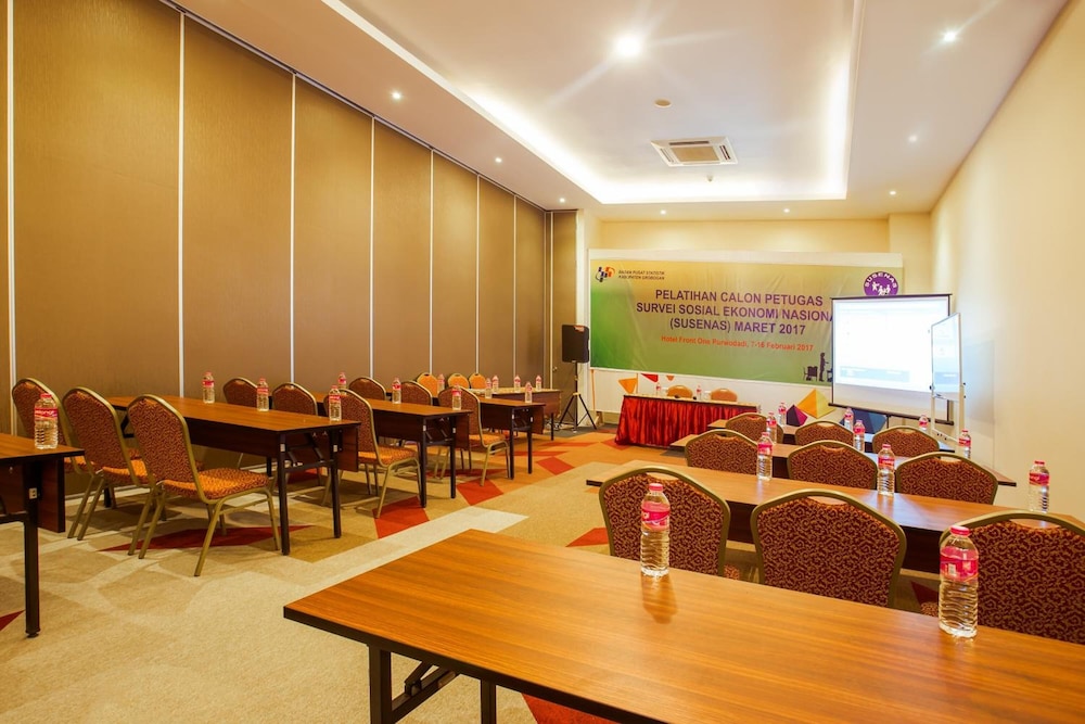 Front One Hotel Purwodadi 51/72