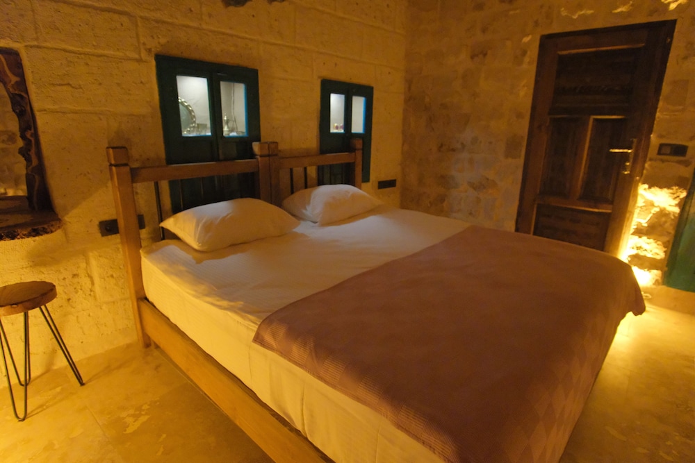 Euphoria Cave House 7/50