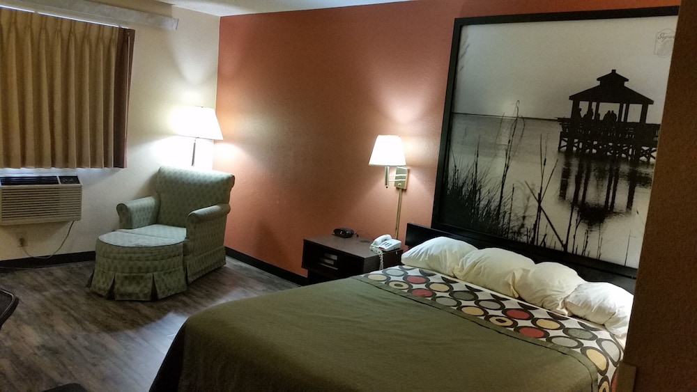 Super 8 by Wyndham Greenville 13/24
