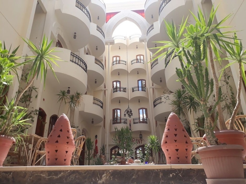 Alhambra Hotel 4/50