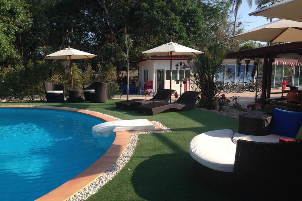 Check In & Chill Out Laem Sok Pier 19/28