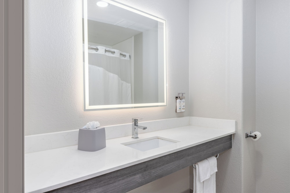 Standard, 2 Queen Beds, Accessible, Holiday Inn Express And Suites Granbury 6/6