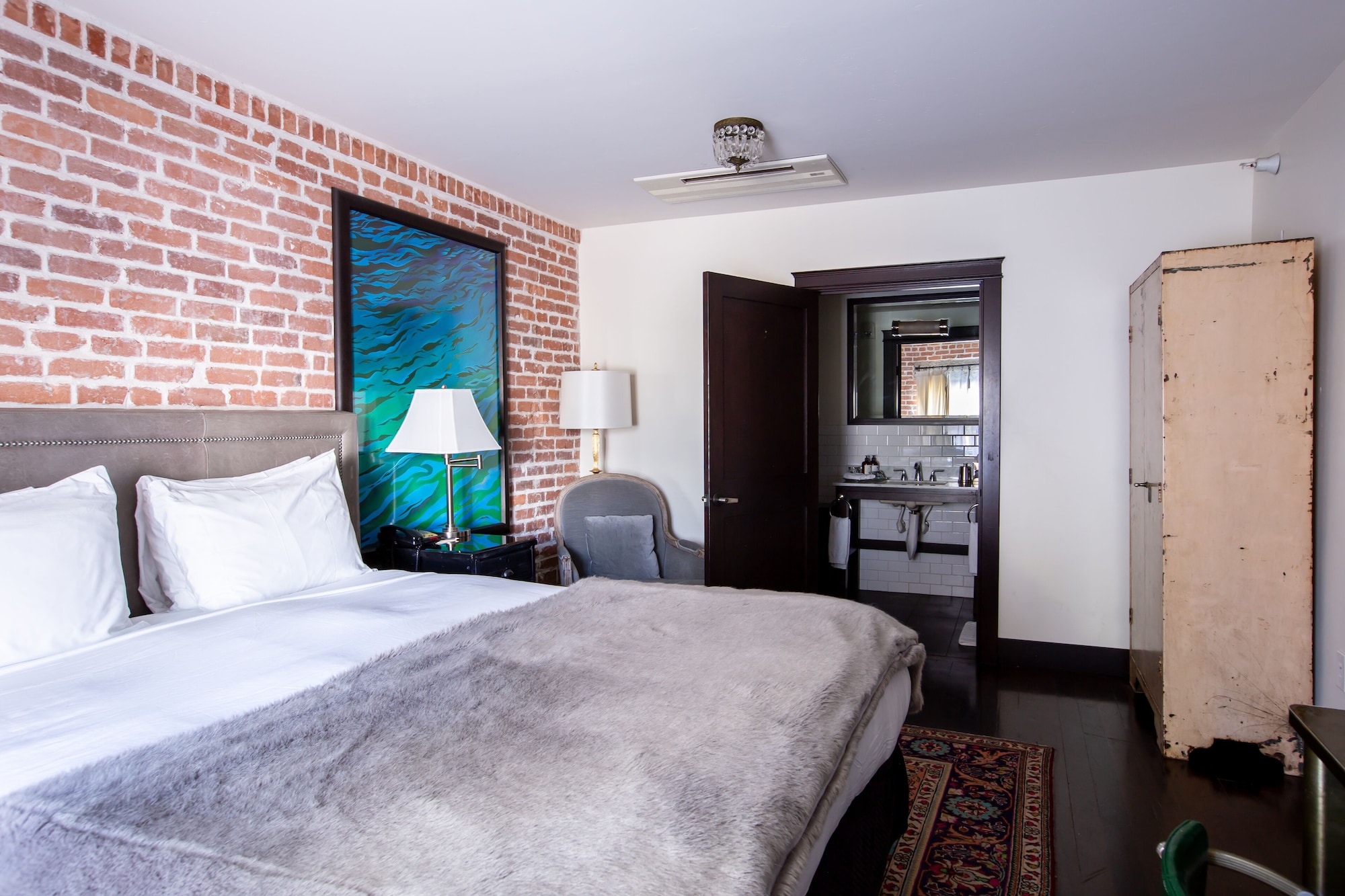 COZY, QUEEN BED, ACCESSIBLE