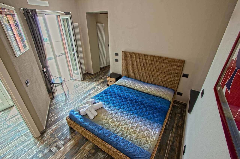 ROOM, QUADRUPLE