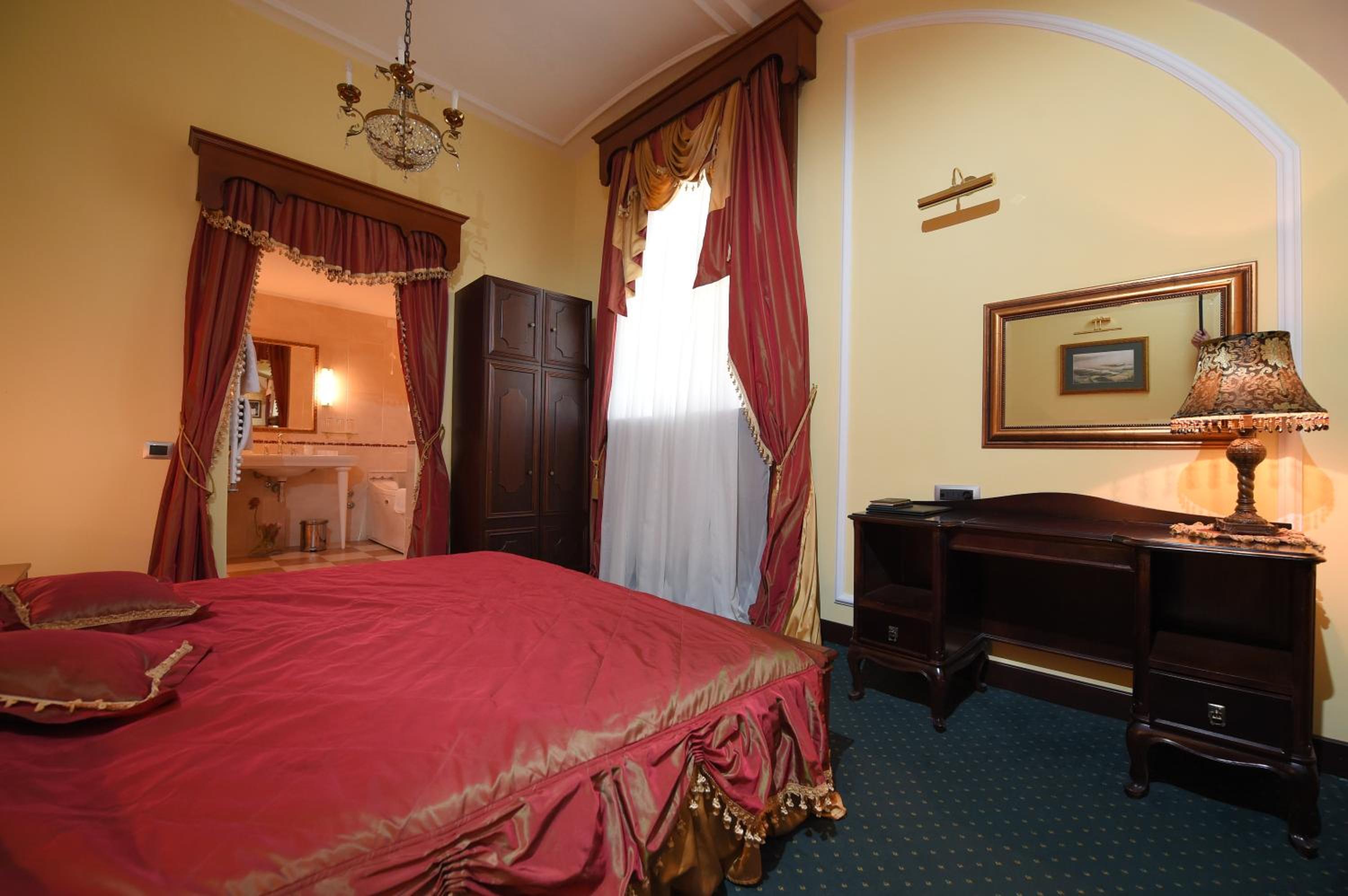 Suite, Forest View