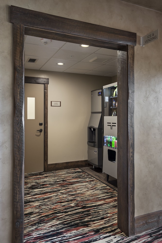 Glacier International Lodge 7/48