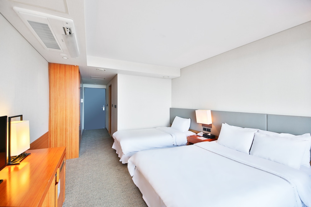 Ocean, Premium, Twin Beds, 1 Double and 1 Single Bed