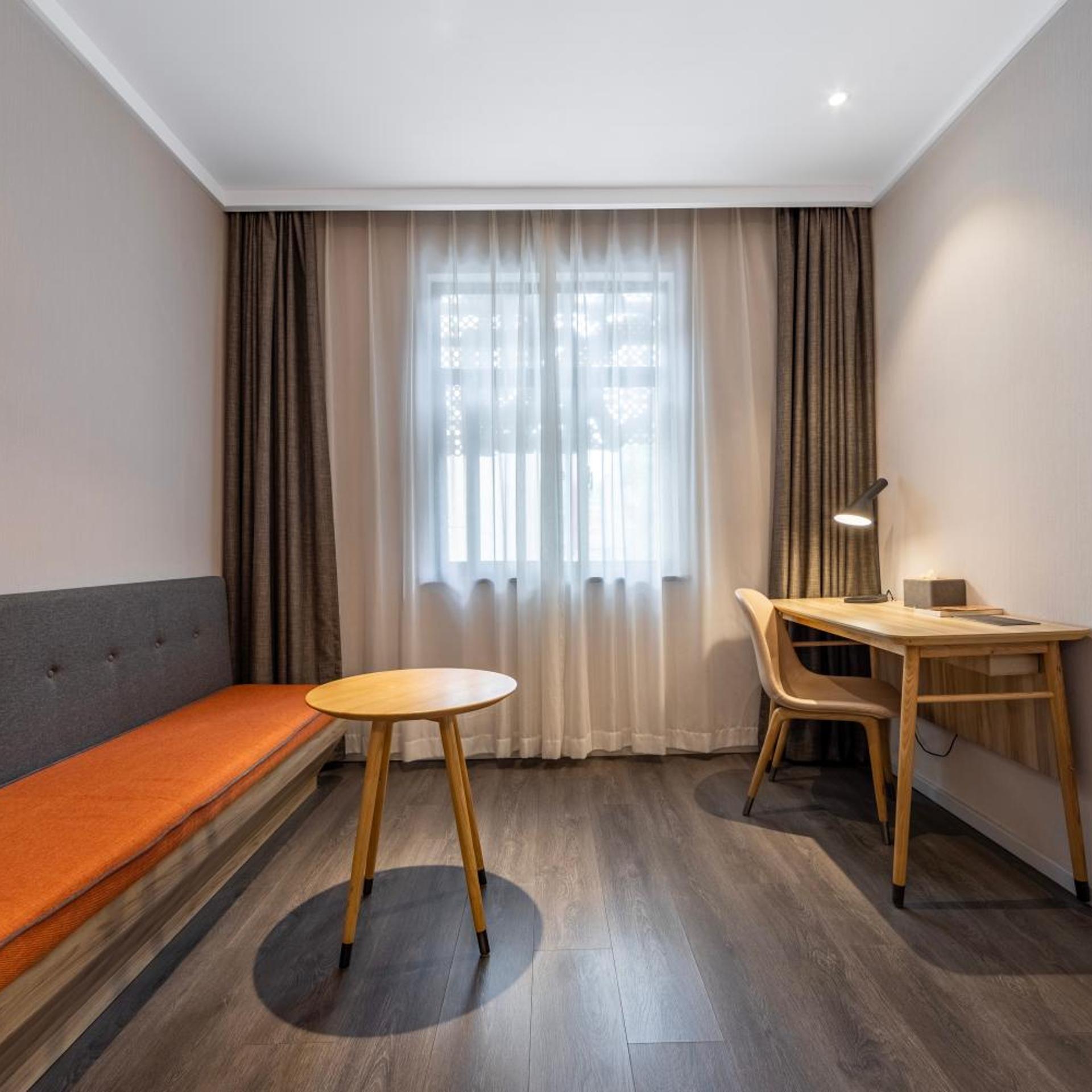 HanTing Premium Hotel (Shanghai Loushanguan Road Subway Station) 38/50