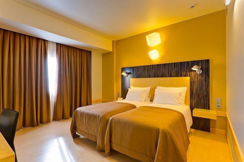 ROOM, TWIN BEDS