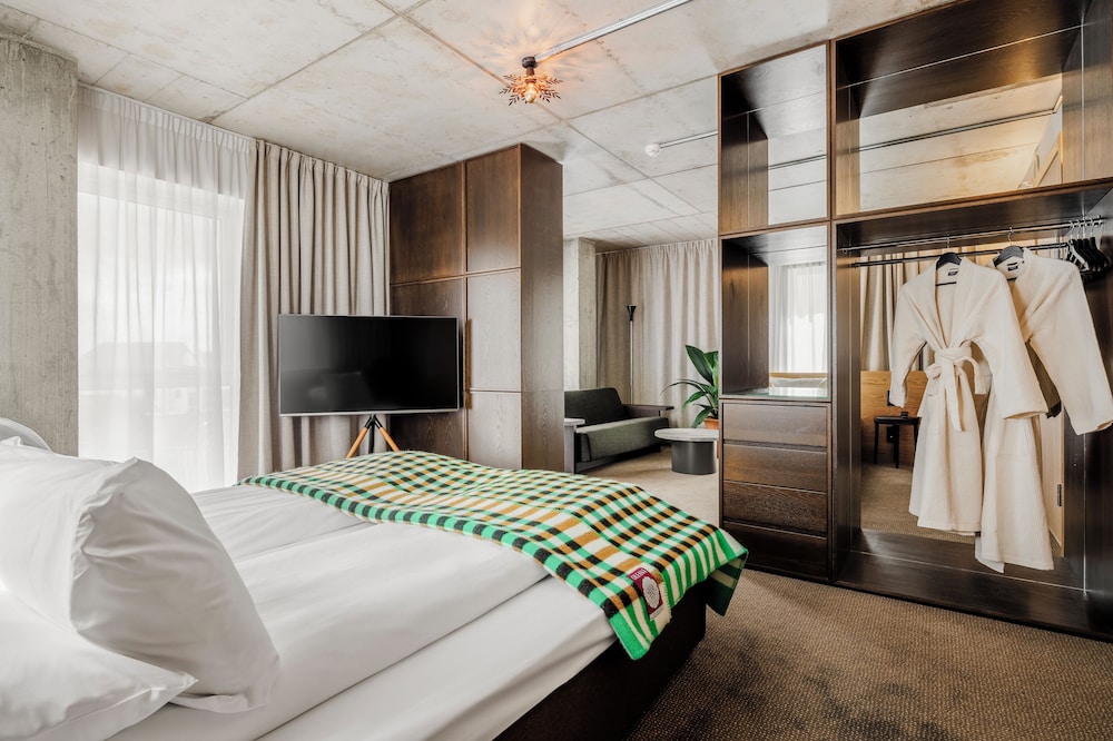 JUNIOR SUITE