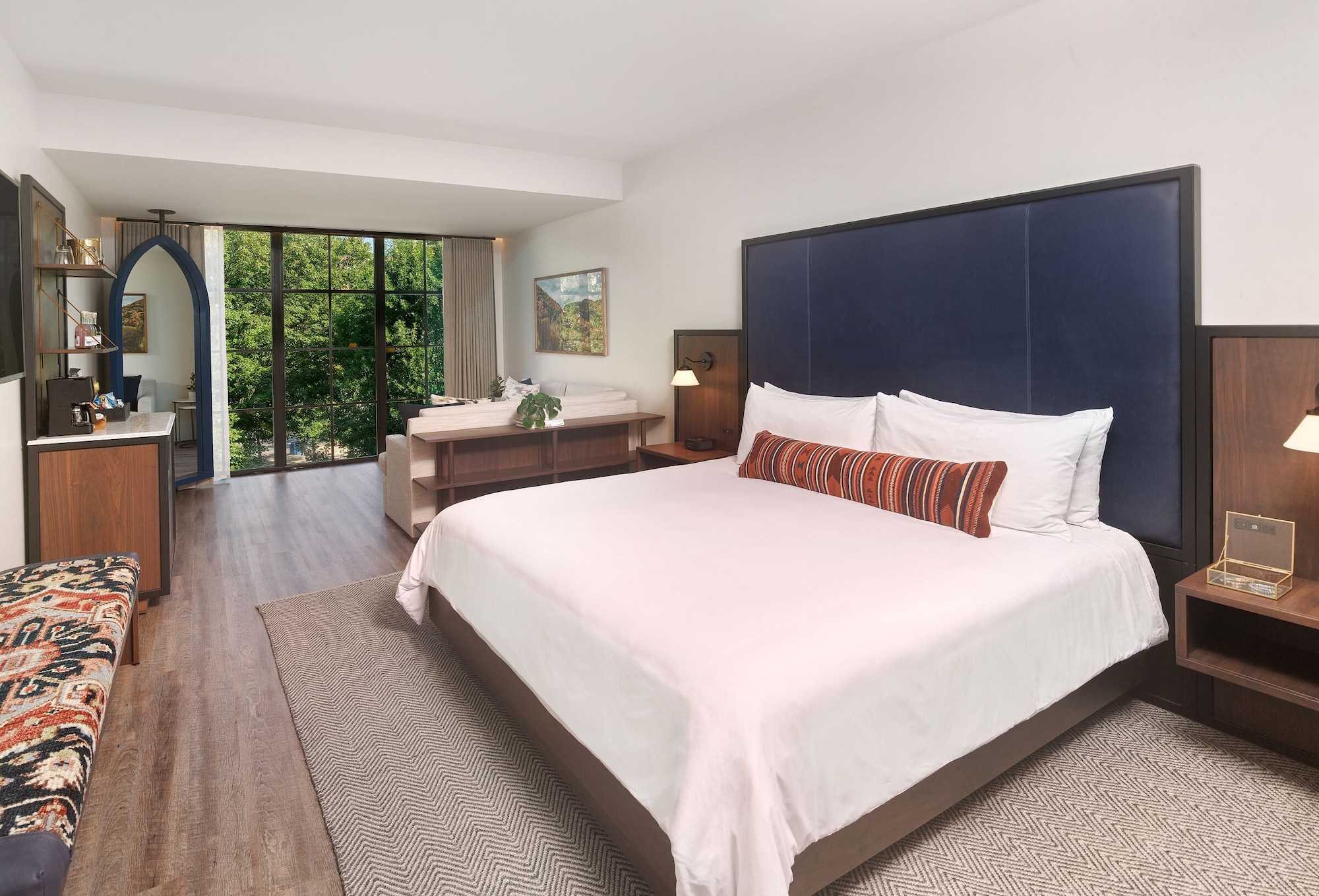 STUDIO, SUITE, KING BED
