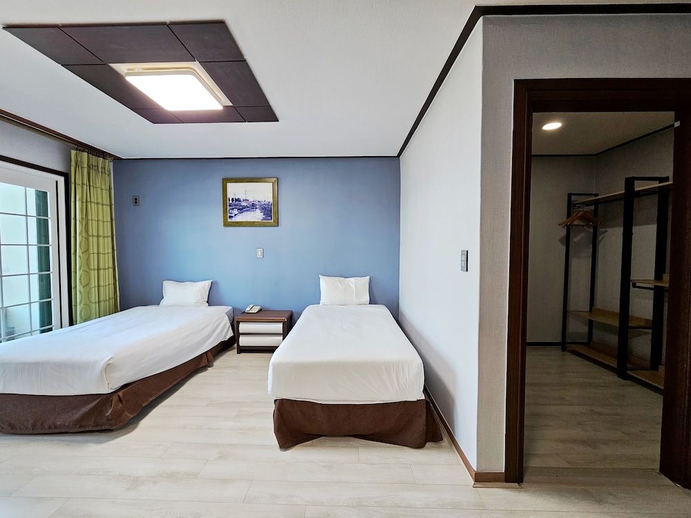 OCEAN, DELUXE, TWIN BEDS, TERRACE