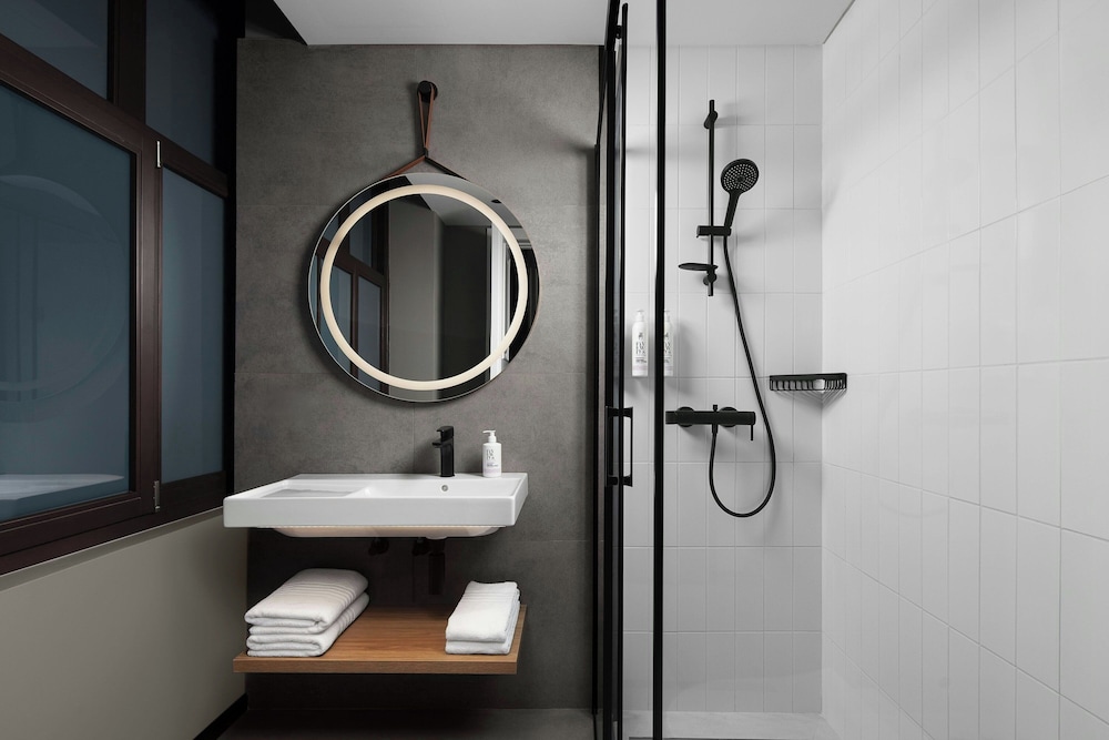 Moxy Istanbul Beyoglu 47/50