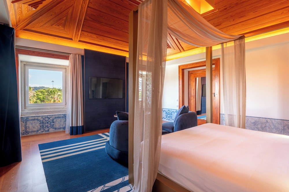 Governor, Suite, King Bed