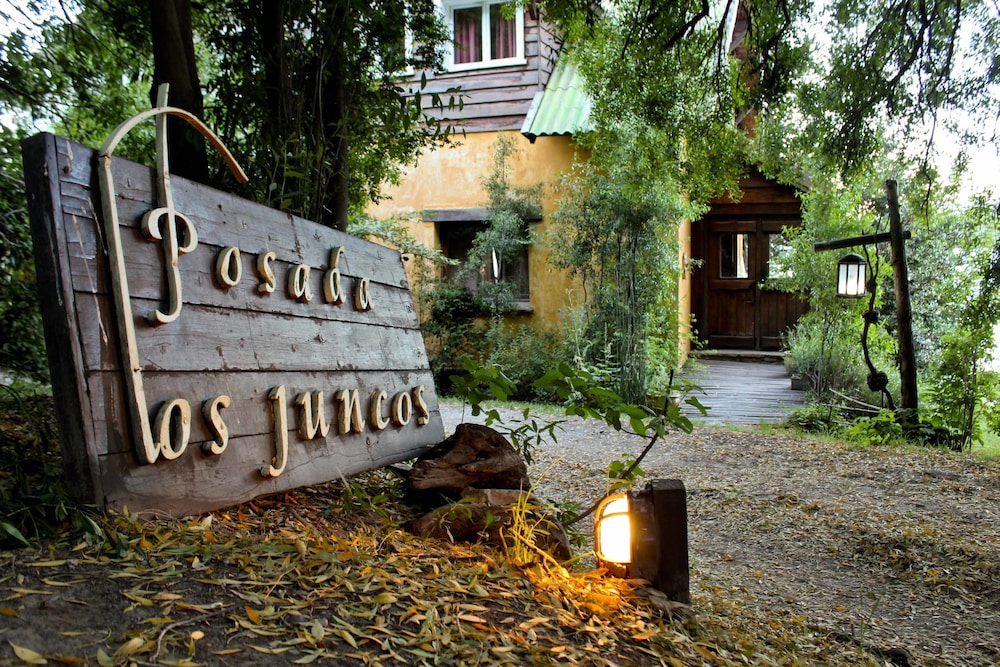 Los Juncos-Patagonian Lake House 56/60