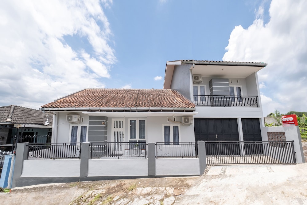 OYO 2727 Nareswari Guest House 1/27