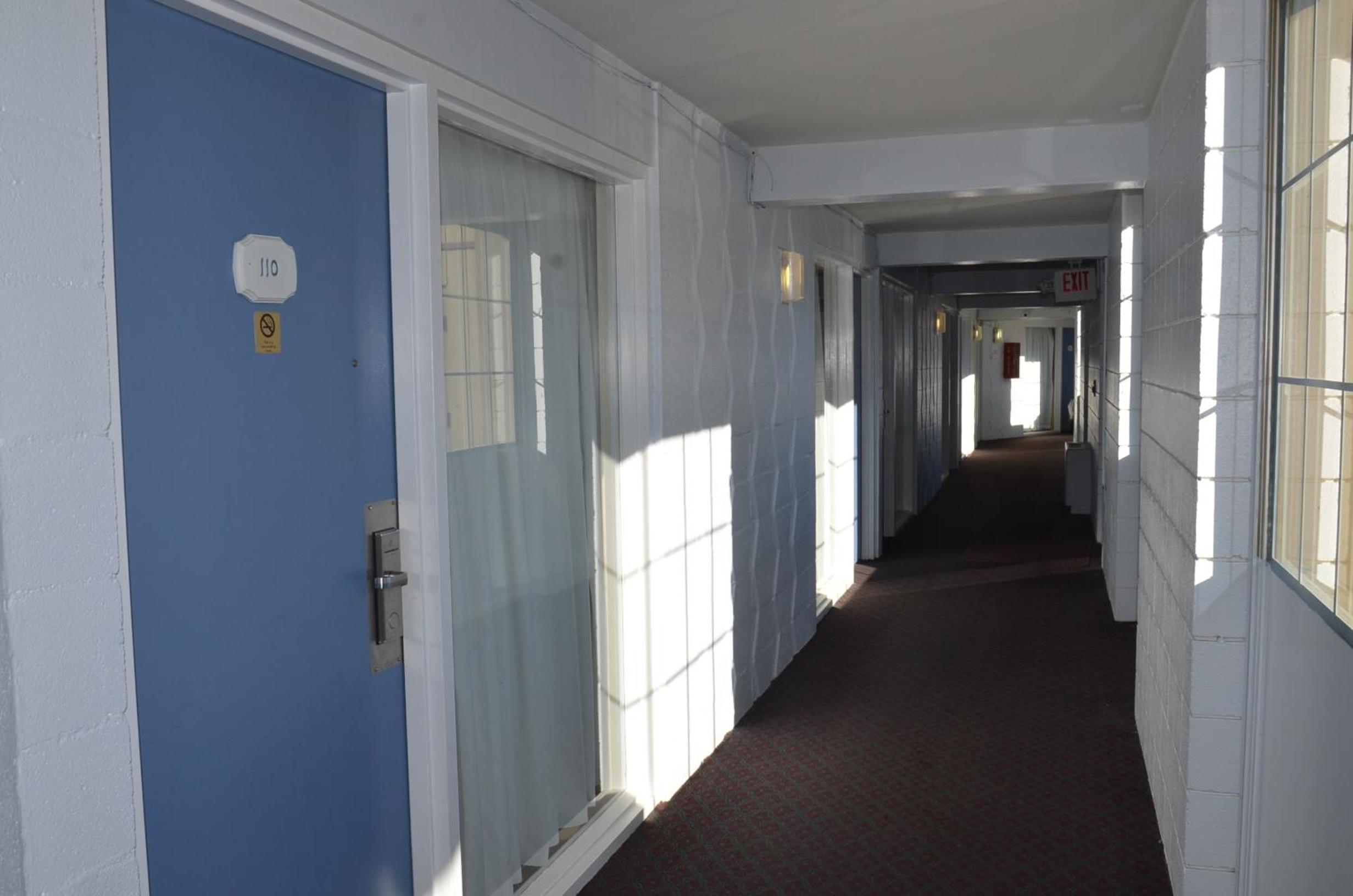 Red Carpet Inn & Suites 8/50