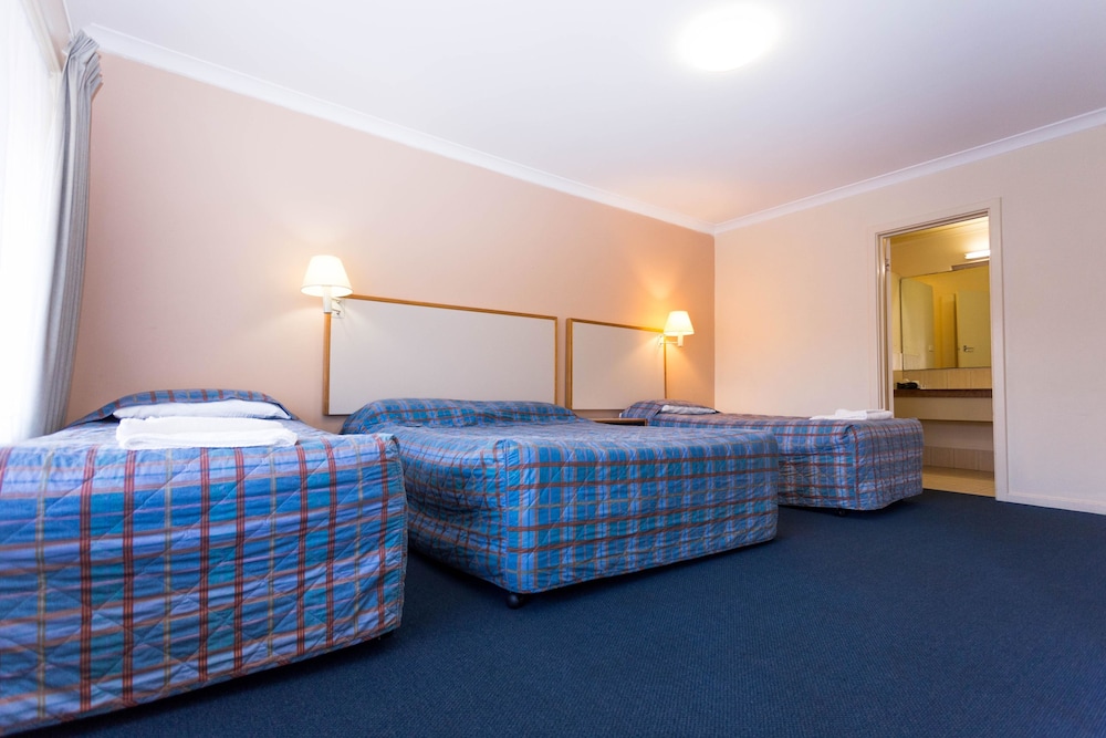 Sleepwell Motel 8/39