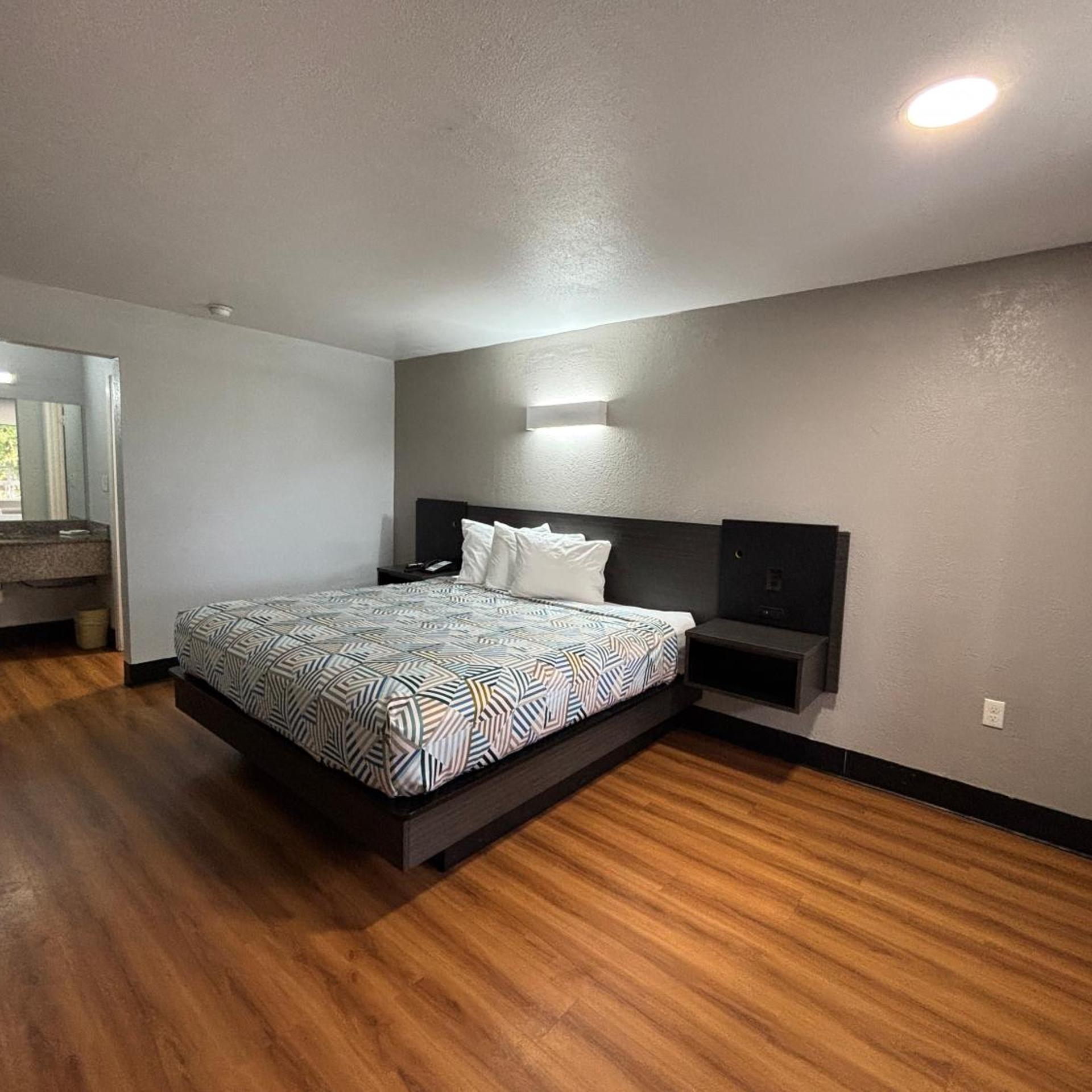 ROOM, KING BED, ACCESSIBLE