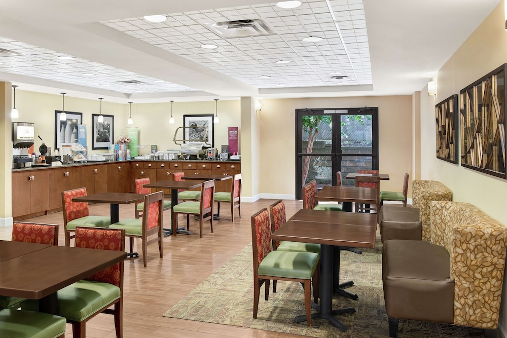 Hampton Inn Columbus North 32/37