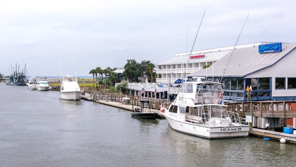 Shem Creek Inn 31/37