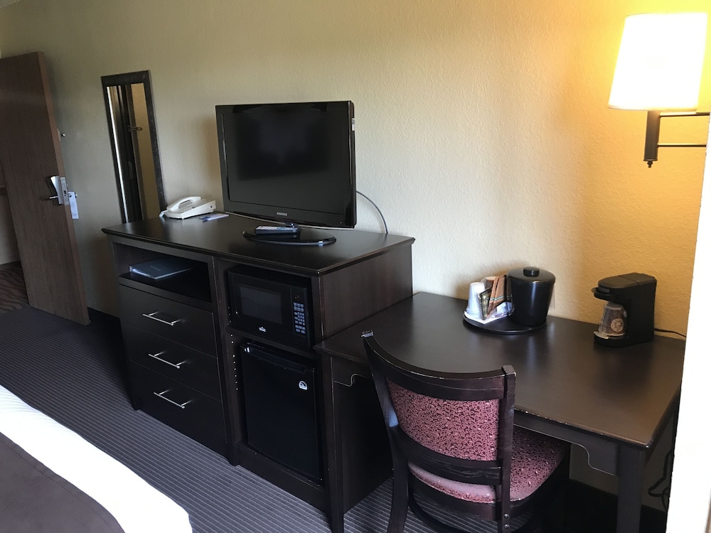 Americinn By Wyndham West Bend 35/40
