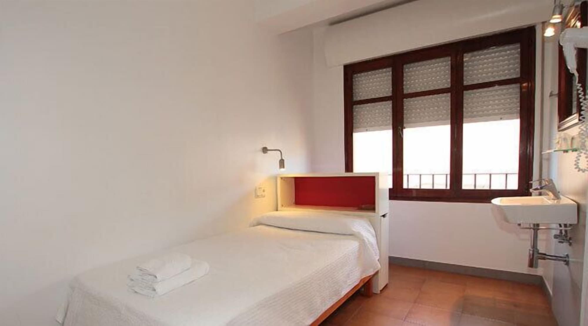 Room, Single, Single Bed, Shared Bathroom