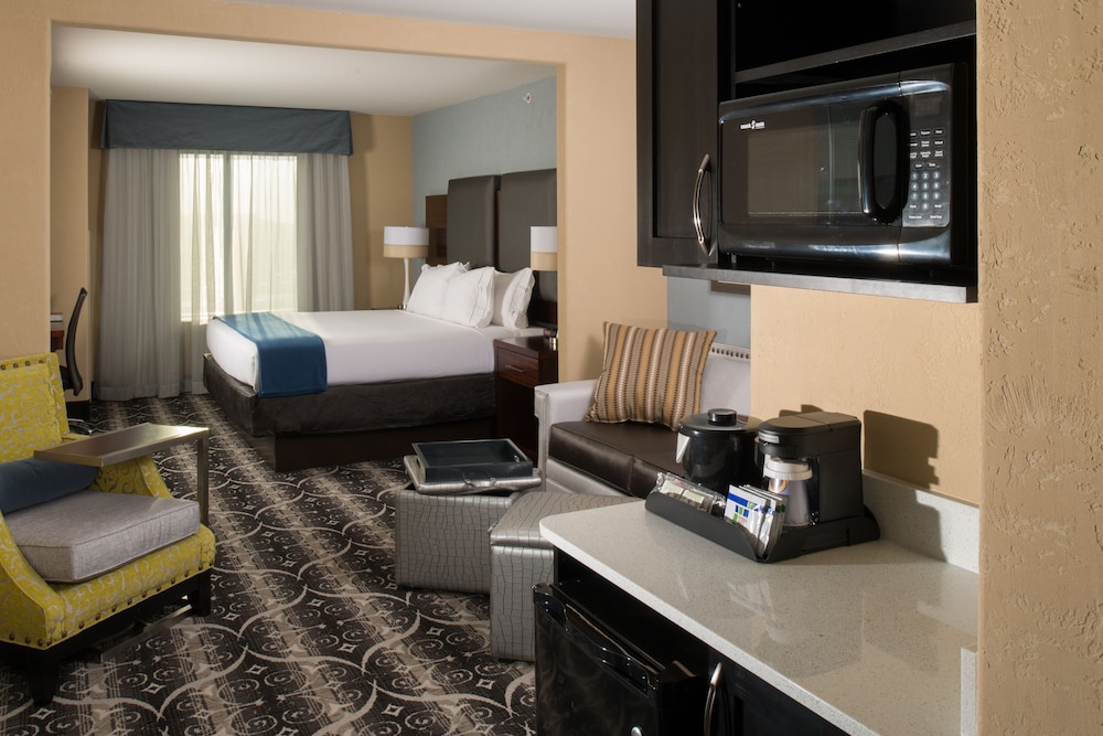Holiday Inn Express Hotel Suites Kansas City Airport 41/72