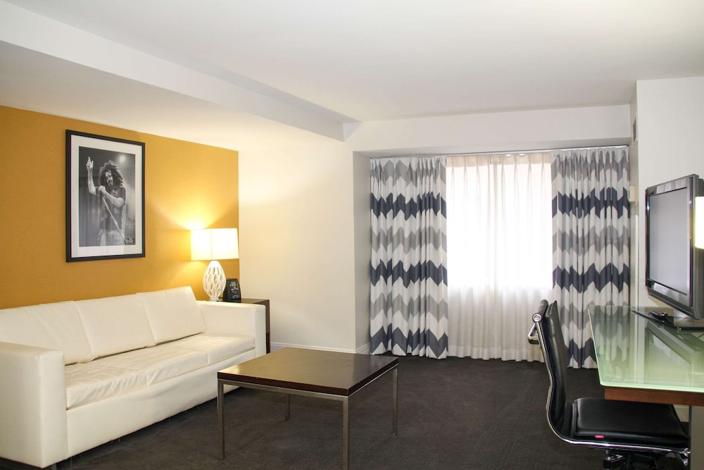 Comfort Inn & Suites Baltimore Inner Harbor 27/39