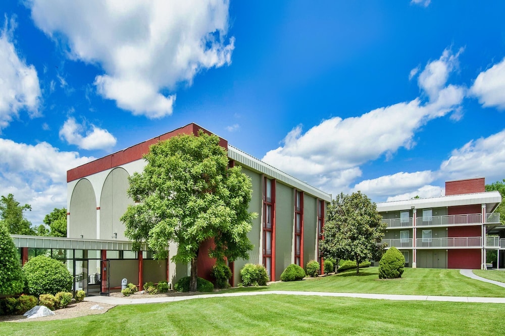 Days Inn & Suites by Wyndham Johnson City 35/36