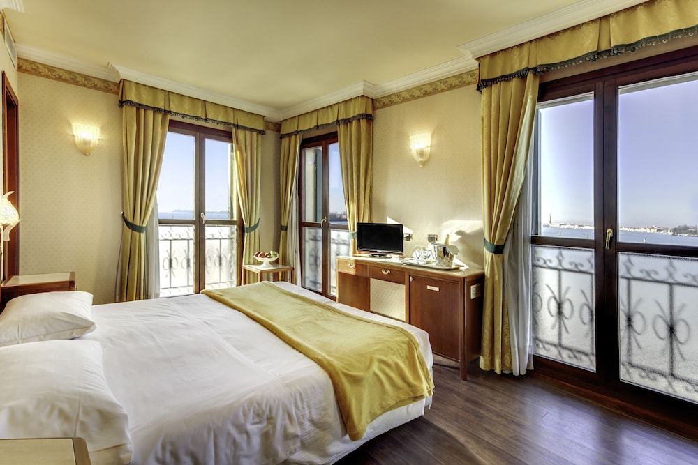SUPERIOR, DOUBLE OR TWIN BED, LAGOON VIEW