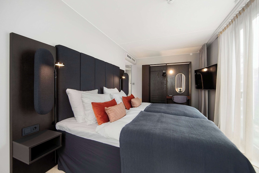 DELUXE, TWIN BEDS