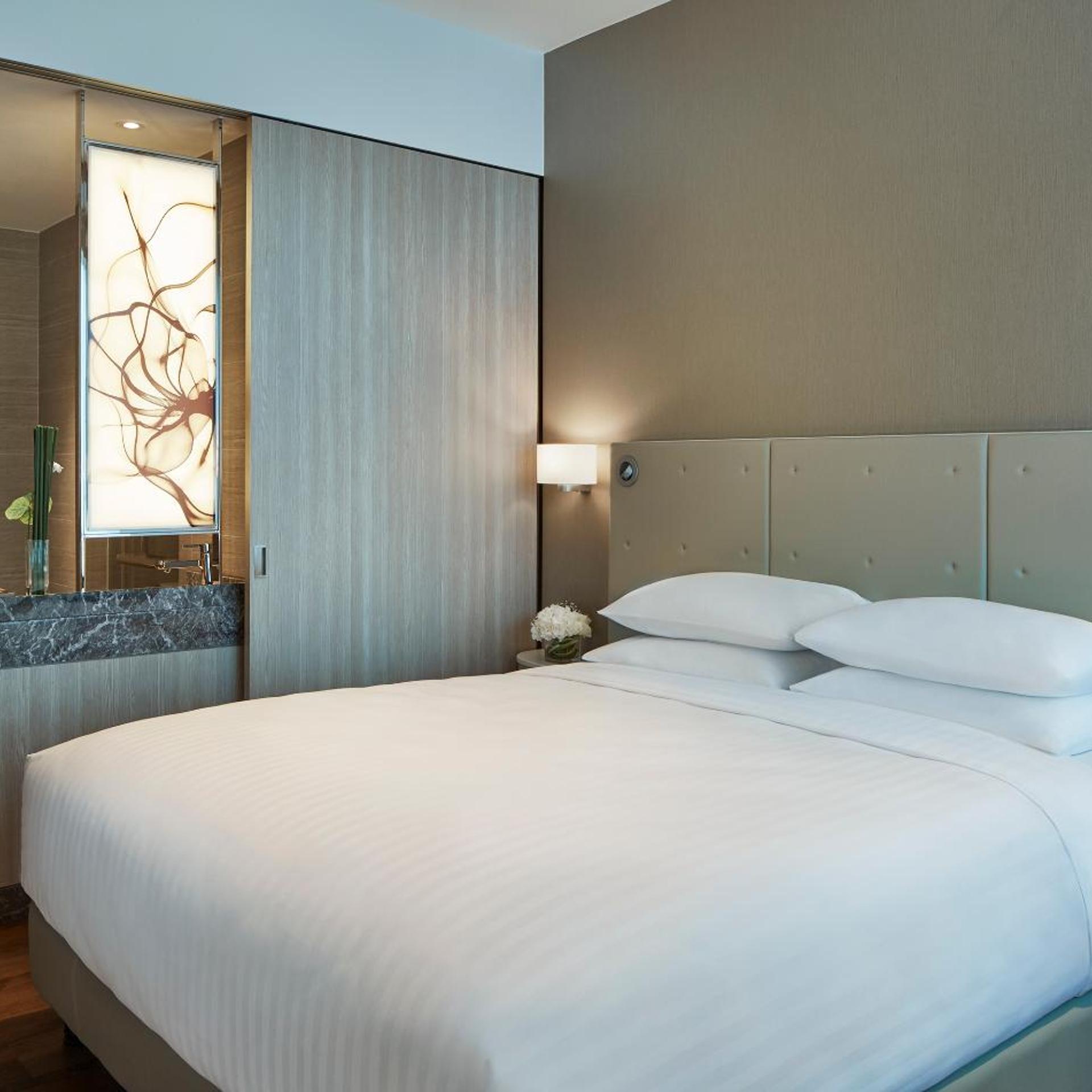 Guest Room, Premier, King Bed, Skyline View, High Floor, Corner