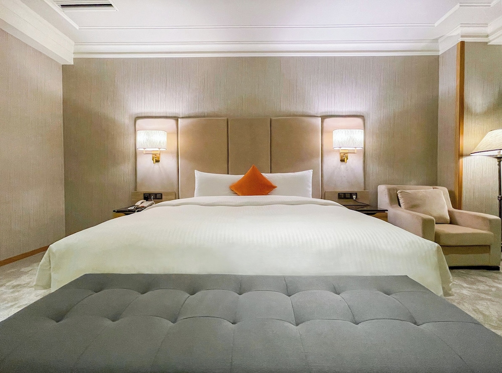 EXECUTIVE, SUITE