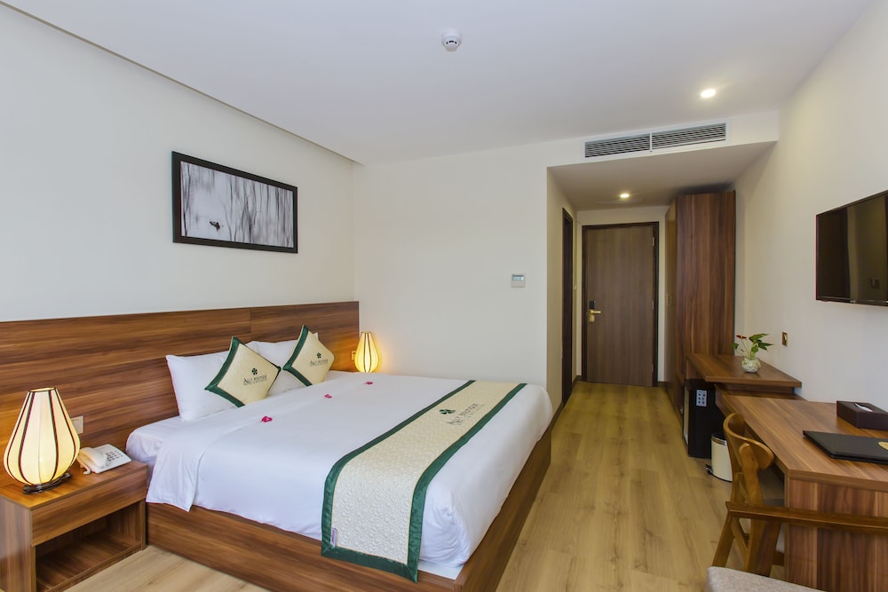 DELUXE, KING BED