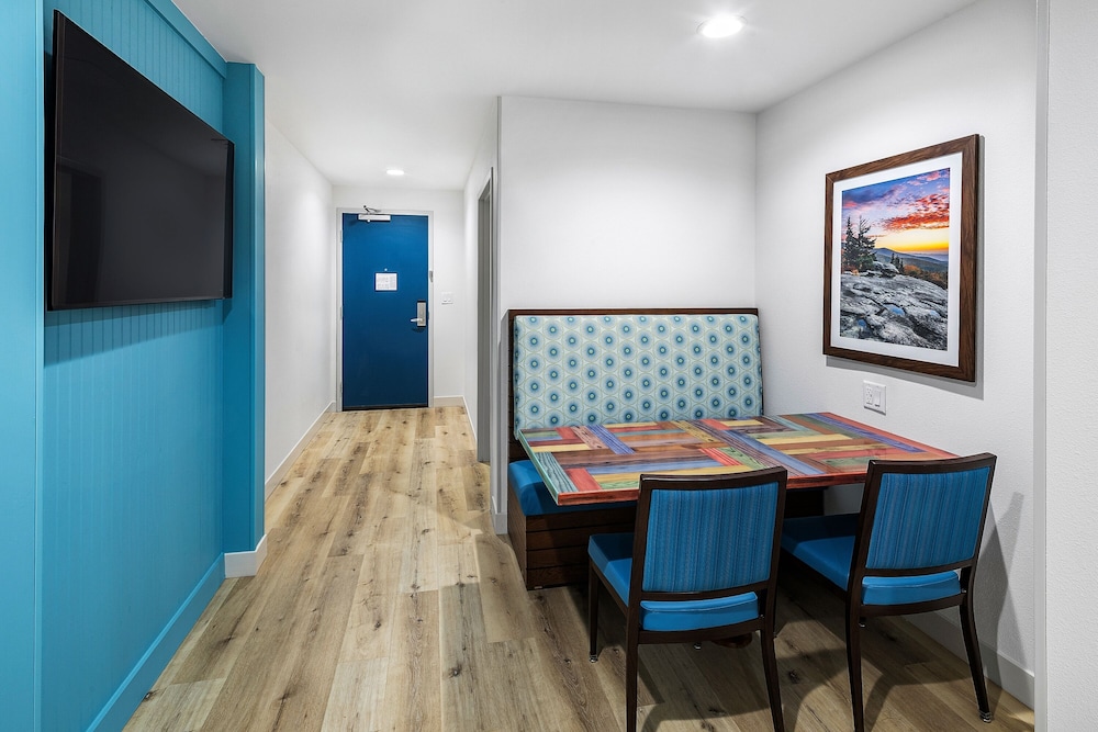 Compass by Margaritaville Hotel Pigeon Forge 27/36