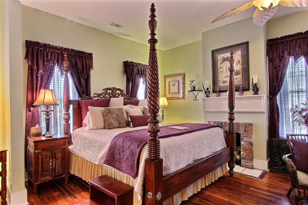 PALM, SUITE, PRIVATE BATHROOM
