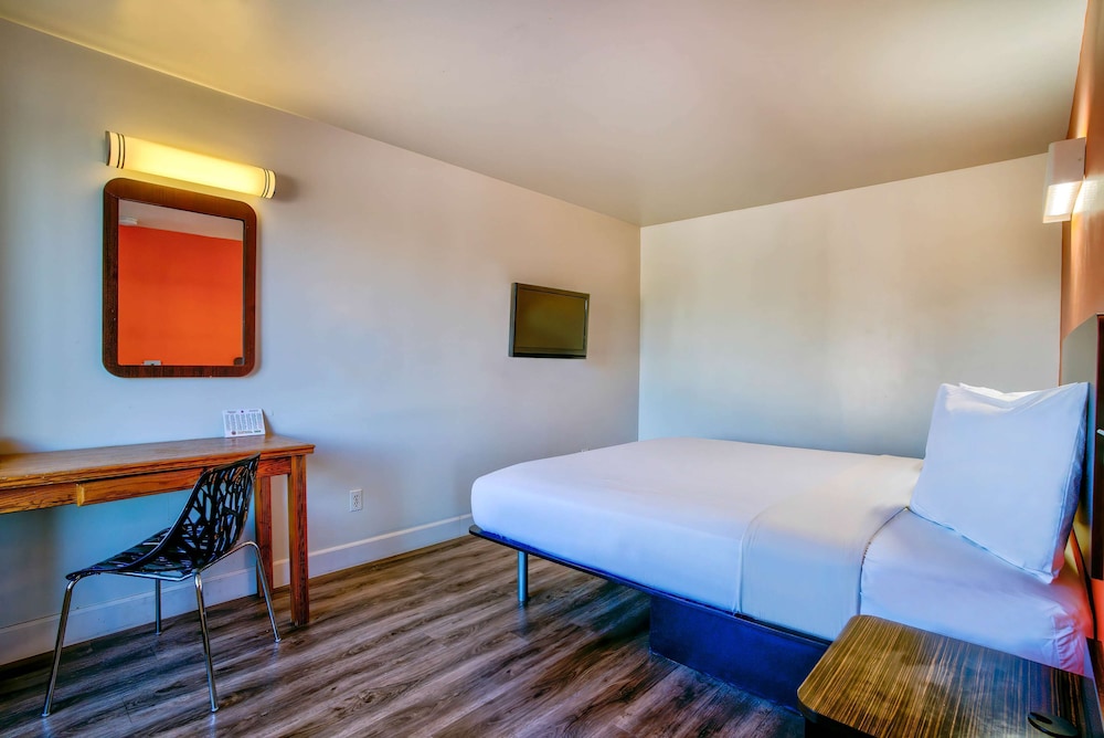 Motel6 Hesperia, CA - West Main Street - I-15 26/60