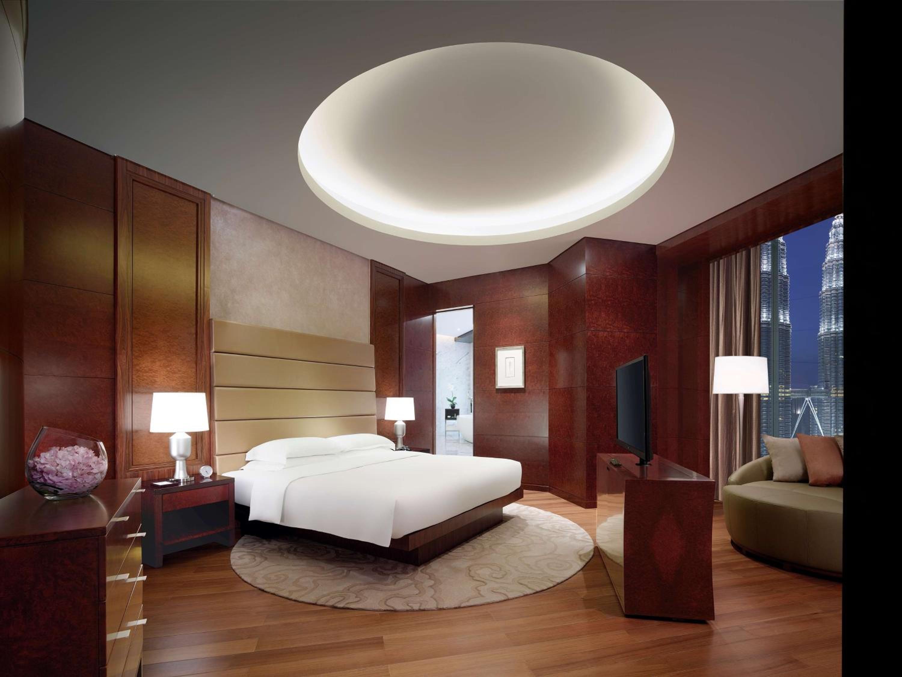 Diplomat, Suite