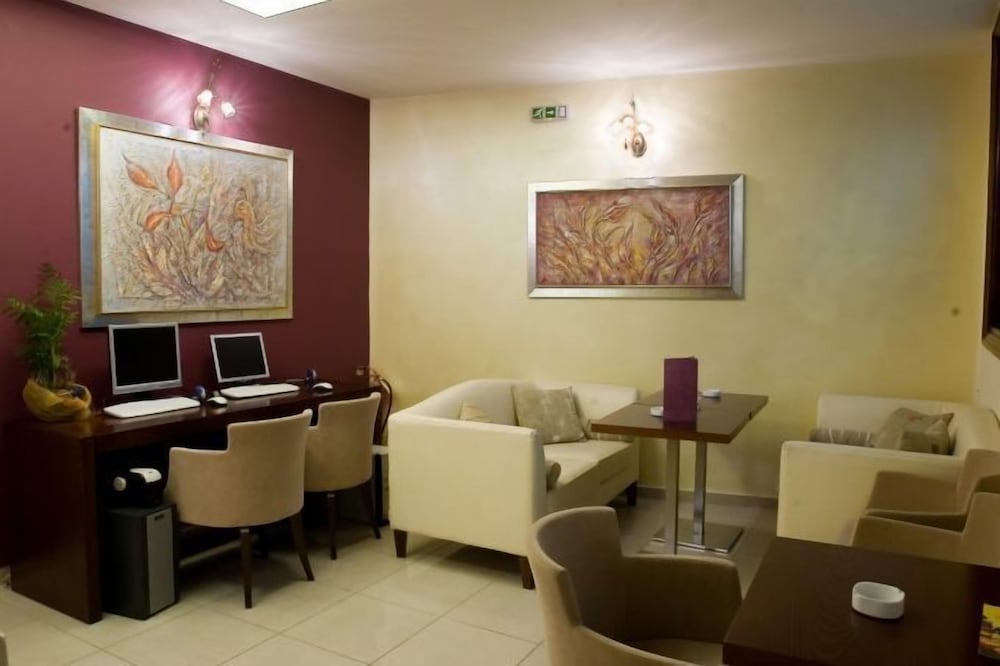 CRYSTAL CITY HOTEL 24/49