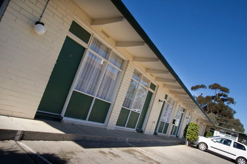 PARKVILLE MOTEL 2/56