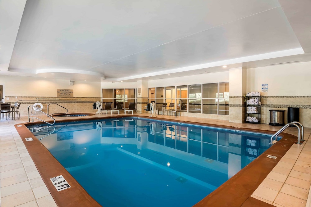 Comfort Inn & Suites Near Six Flags GA 20/38