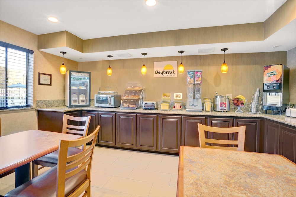 Days Inn by Wyndham Woodland 34/54