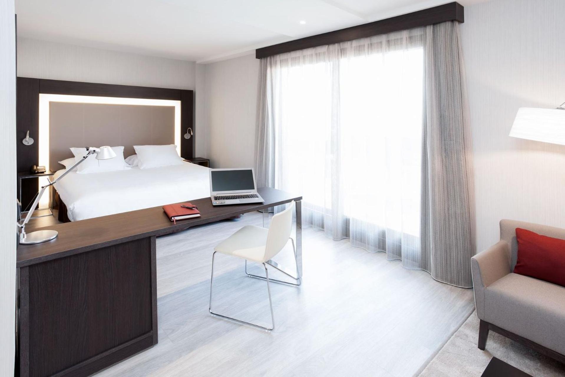 EXECUTIVE, QUEEN BED, LIVING AREA